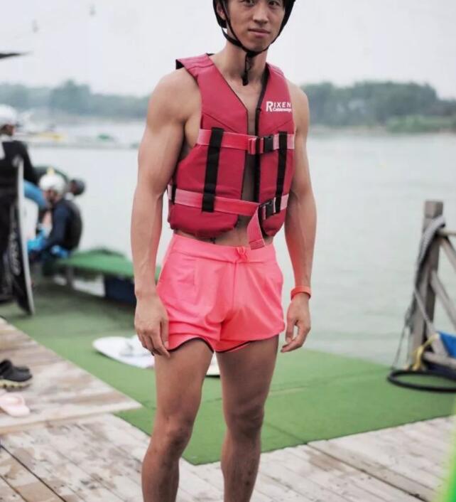 刘姥姥跟一群肌肉小帅哥嬉戏~难道是新欢？ - 51虹马