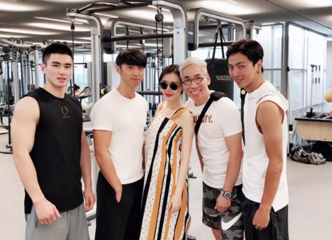 刘姥姥跟一群肌肉小帅哥嬉戏~难道是新欢？ - 51虹马