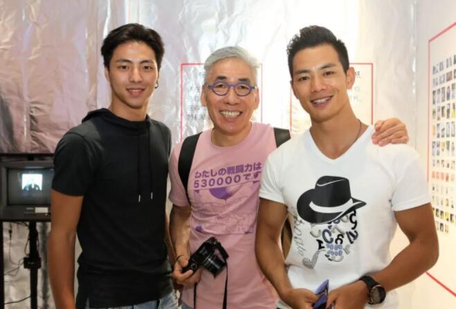 刘姥姥跟一群肌肉小帅哥嬉戏~难道是新欢？ - 51虹马