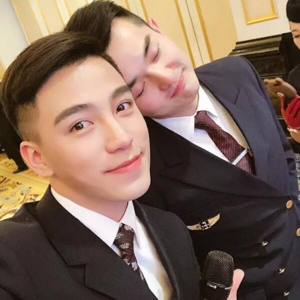 国产空乘仅围浴巾出镜，诱人腹腹肌+帅气胡渣小舌头很会撩！ - 51虹马