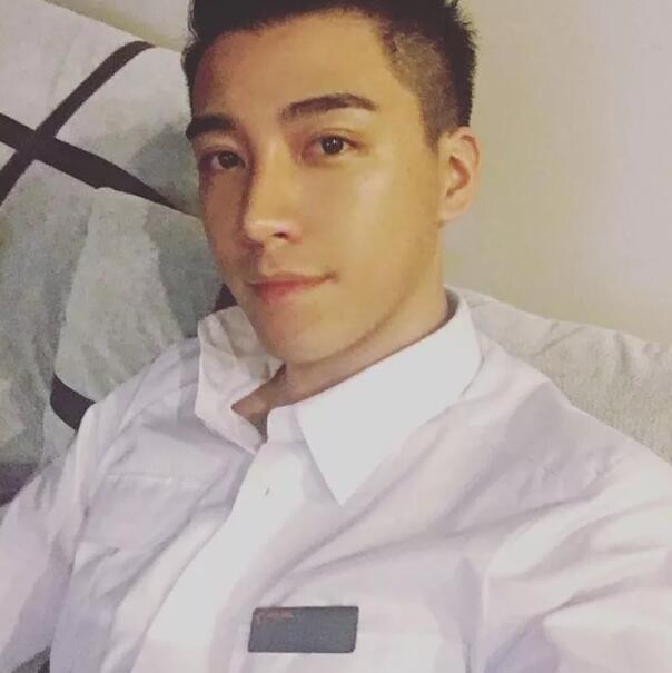 国产空乘仅围浴巾出镜，诱人腹腹肌+帅气胡渣小舌头很会撩！ - 51虹马