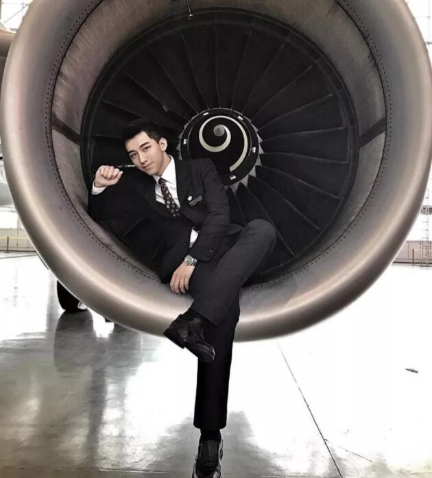 国产空乘仅围浴巾出镜，诱人腹腹肌+帅气胡渣小舌头很会撩！ - 51虹马