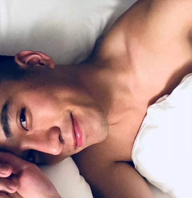 国产空乘仅围浴巾出镜，诱人腹腹肌+帅气胡渣小舌头很会撩！ - 51虹马