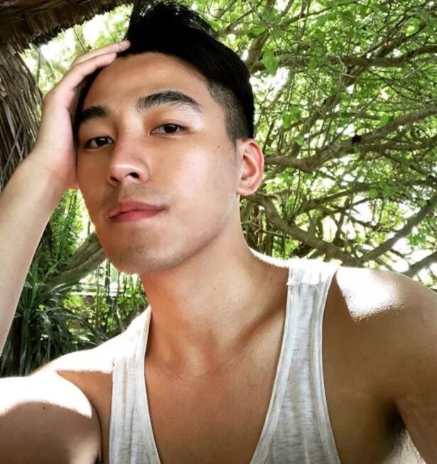 国产空乘仅围浴巾出镜，诱人腹腹肌+帅气胡渣小舌头很会撩！ - 51虹马