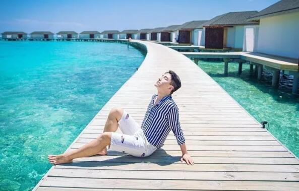 国产空乘仅围浴巾出镜，诱人腹腹肌+帅气胡渣小舌头很会撩！ - 51虹马