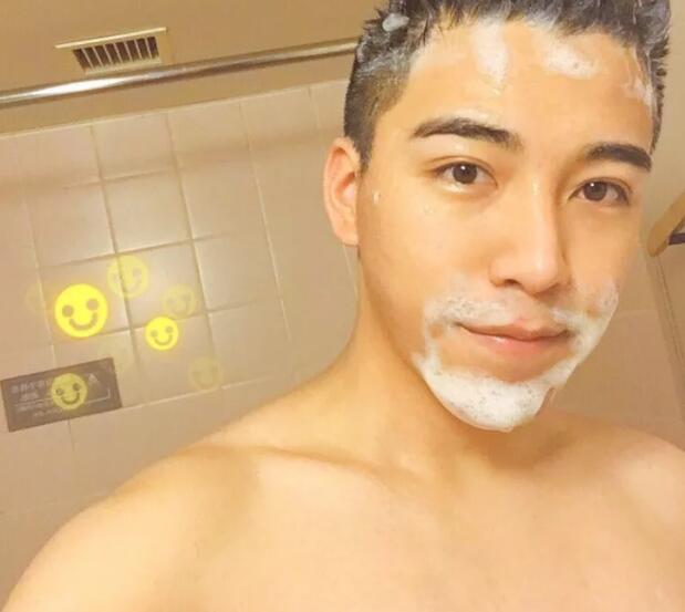 国产空乘仅围浴巾出镜，诱人腹腹肌+帅气胡渣小舌头很会撩！ - 51虹马