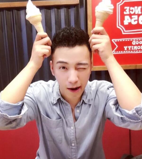 国产空乘仅围浴巾出镜，诱人腹腹肌+帅气胡渣小舌头很会撩！ - 51虹马