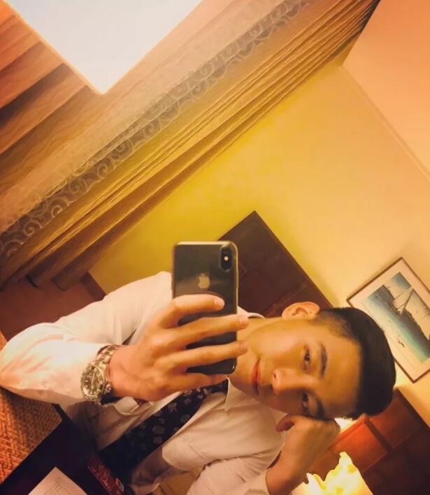 国产空乘仅围浴巾出镜，诱人腹腹肌+帅气胡渣小舌头很会撩！ - 51虹马