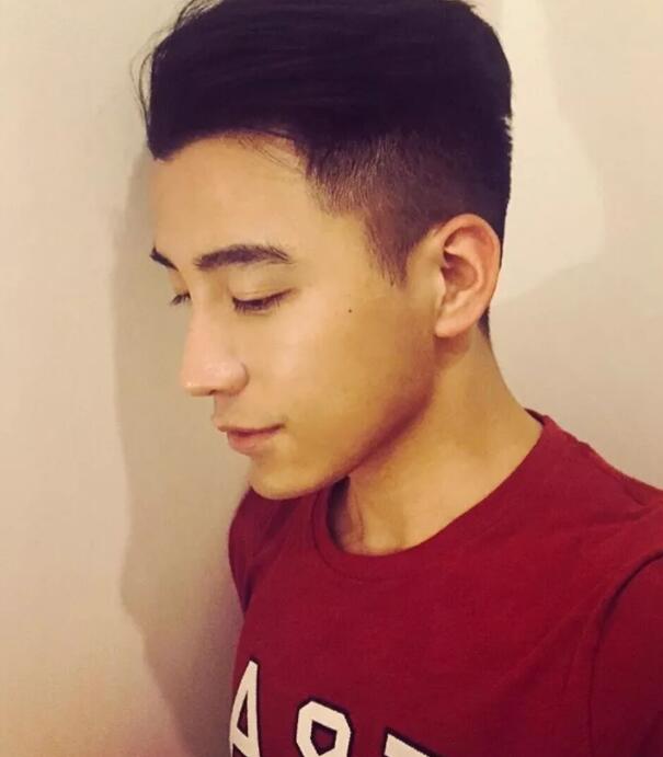 国产空乘仅围浴巾出镜，诱人腹腹肌+帅气胡渣小舌头很会撩！ - 51虹马