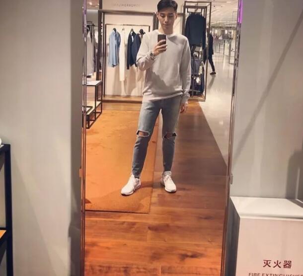 国产空乘仅围浴巾出镜，诱人腹腹肌+帅气胡渣小舌头很会撩！ - 51虹马