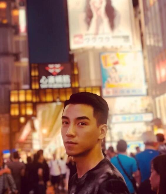 国产空乘仅围浴巾出镜，诱人腹腹肌+帅气胡渣小舌头很会撩！ - 51虹马