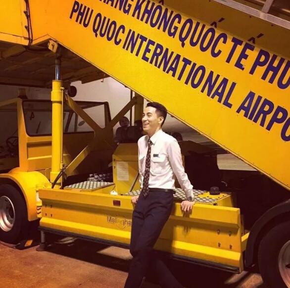 国产空乘仅围浴巾出镜，诱人腹腹肌+帅气胡渣小舌头很会撩！ - 51虹马