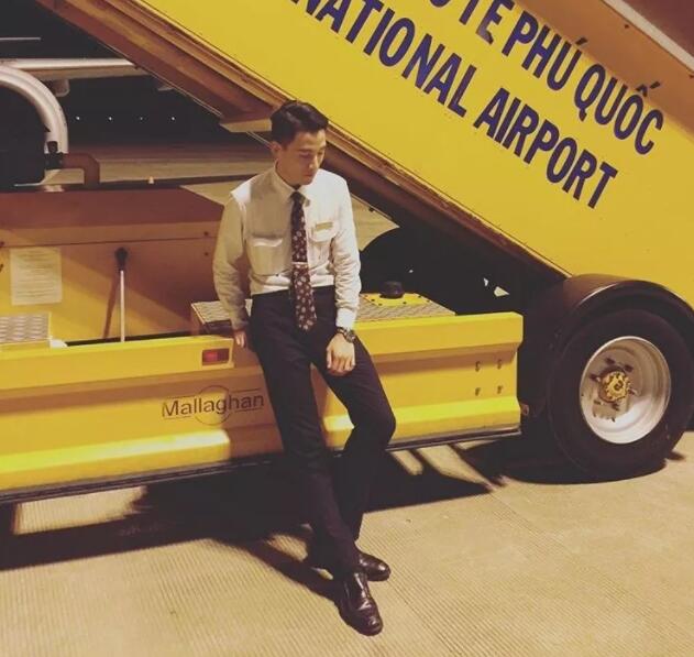 国产空乘仅围浴巾出镜，诱人腹腹肌+帅气胡渣小舌头很会撩！ - 51虹马