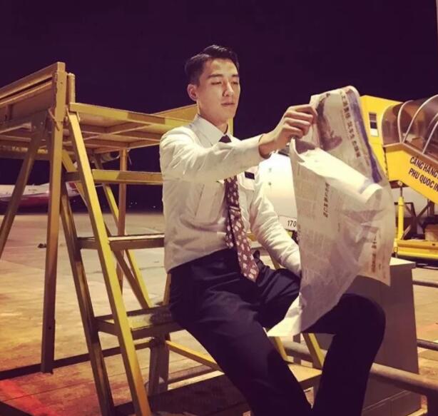 国产空乘仅围浴巾出镜，诱人腹腹肌+帅气胡渣小舌头很会撩！ - 51虹马