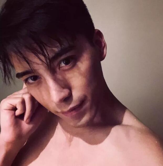 国产空乘仅围浴巾出镜，诱人腹腹肌+帅气胡渣小舌头很会撩！ - 51虹马