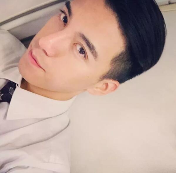 国产空乘仅围浴巾出镜，诱人腹腹肌+帅气胡渣小舌头很会撩！ - 51虹马