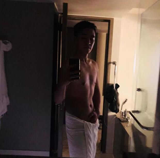 国产空乘仅围浴巾出镜，诱人腹腹肌+帅气胡渣小舌头很会撩！ - 51虹马