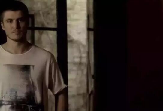 两个男人之间的爱欲让人各种浮想联翩，竟然把暧昧拍的这么让人心痒痒 - 51虹马