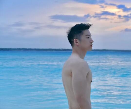 看点∣极品网红男神升级“奶爸”！长腿高颜肌肉小狼狗，多少人幻想过他？-51虹马