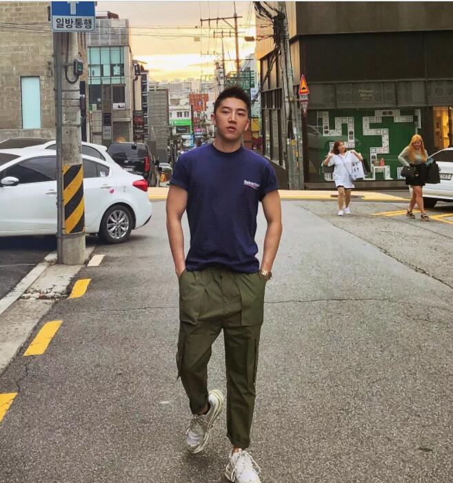 看点∣极品网红男神升级“奶爸”！长腿高颜肌肉小狼狗，多少人幻想过他？ - 51虹马