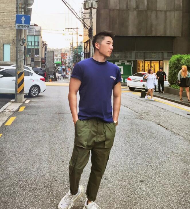 看点∣极品网红男神升级“奶爸”！长腿高颜肌肉小狼狗，多少人幻想过他？ - 51虹马