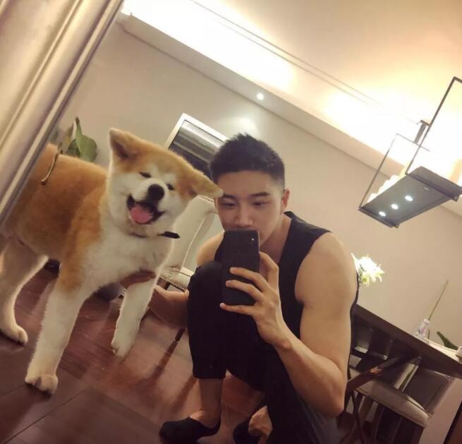 看点∣极品网红男神升级“奶爸”！长腿高颜肌肉小狼狗，多少人幻想过他？ - 51虹马