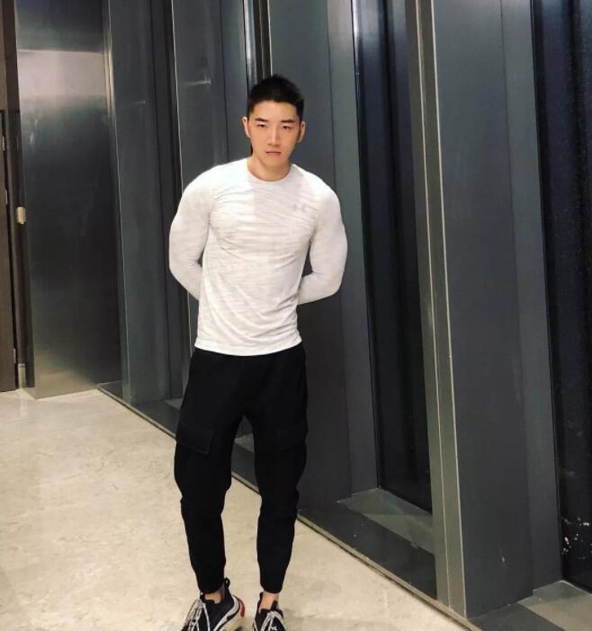 看点∣极品网红男神升级“奶爸”！长腿高颜肌肉小狼狗，多少人幻想过他？ - 51虹马