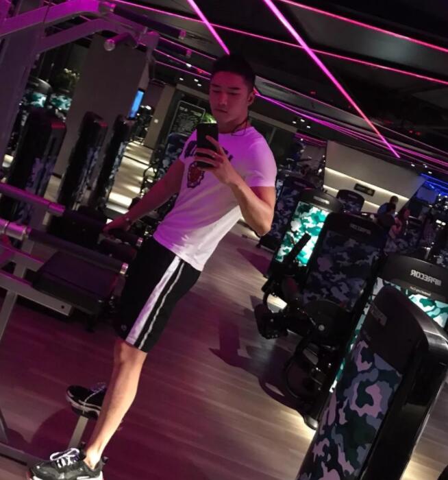 看点∣极品网红男神升级“奶爸”！长腿高颜肌肉小狼狗，多少人幻想过他？ - 51虹马