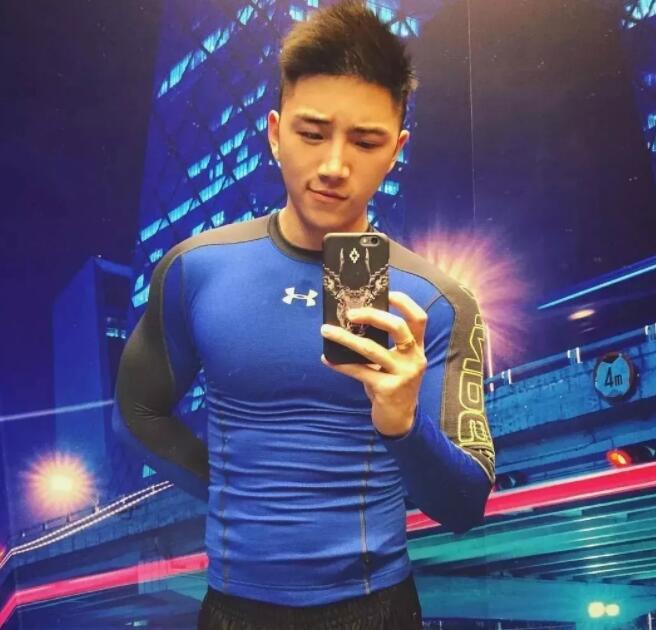 看点∣极品网红男神升级“奶爸”！长腿高颜肌肉小狼狗，多少人幻想过他？ - 51虹马