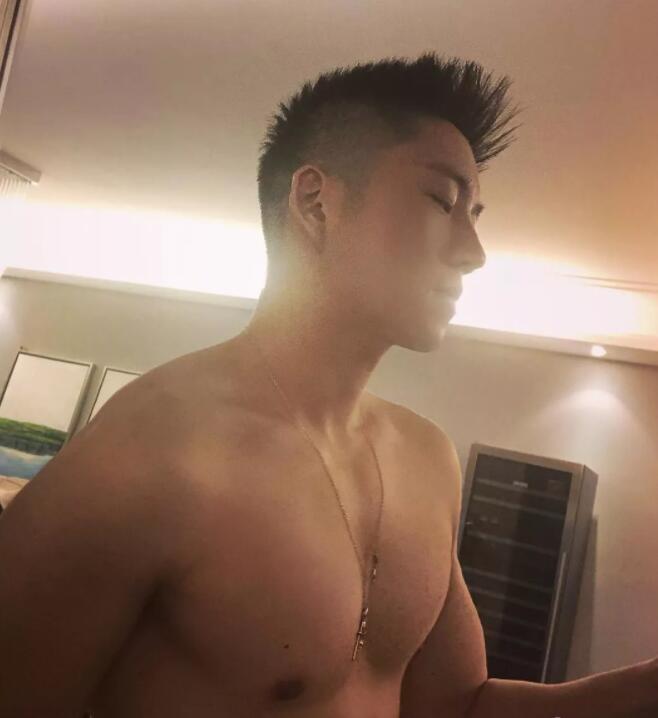 看点∣极品网红男神升级“奶爸”！长腿高颜肌肉小狼狗，多少人幻想过他？ - 51虹马