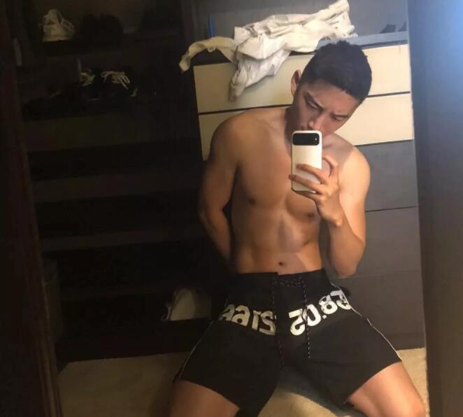 看点∣极品网红男神升级“奶爸”！长腿高颜肌肉小狼狗，多少人幻想过他？ - 51虹马