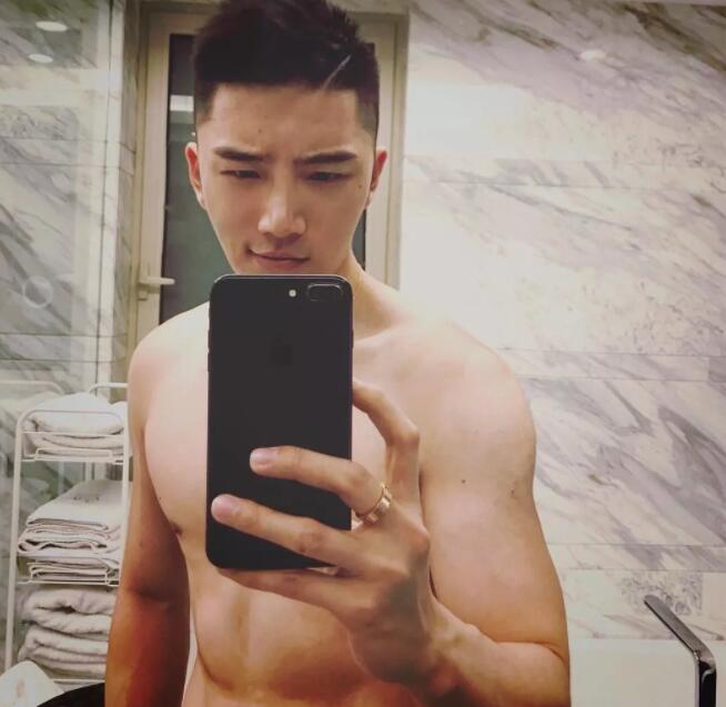 看点∣极品网红男神升级“奶爸”！长腿高颜肌肉小狼狗，多少人幻想过他？ - 51虹马