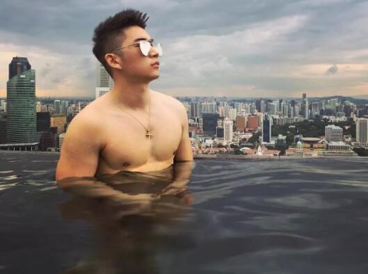 看点∣极品网红男神升级“奶爸”！长腿高颜肌肉小狼狗，多少人幻想过他？ - 51虹马