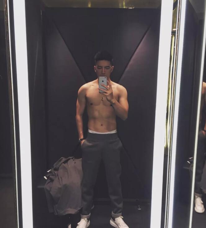 看点∣极品网红男神升级“奶爸”！长腿高颜肌肉小狼狗，多少人幻想过他？ - 51虹马