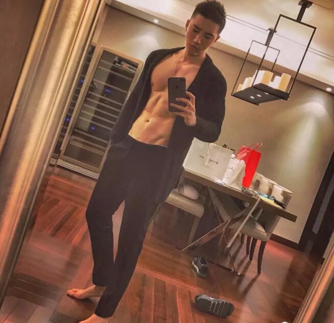 看点∣极品网红男神升级“奶爸”！长腿高颜肌肉小狼狗，多少人幻想过他？ - 51虹马