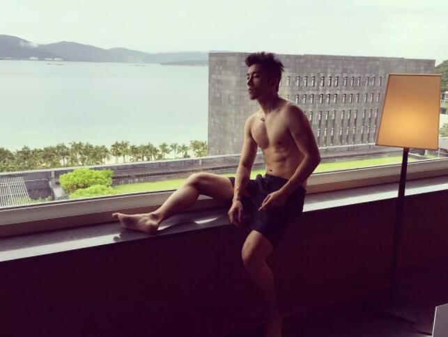 看点∣极品网红男神升级“奶爸”！长腿高颜肌肉小狼狗，多少人幻想过他？ - 51虹马