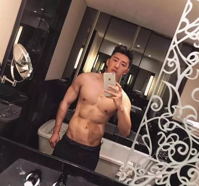 看点∣极品网红男神升级“奶爸”！长腿高颜肌肉小狼狗，多少人幻想过他？ - 51虹马