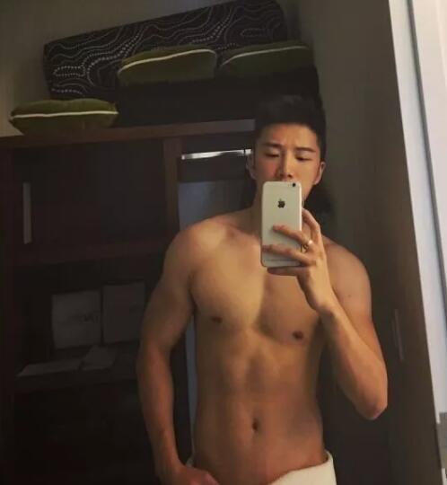 看点∣极品网红男神升级“奶爸”！长腿高颜肌肉小狼狗，多少人幻想过他？ - 51虹马