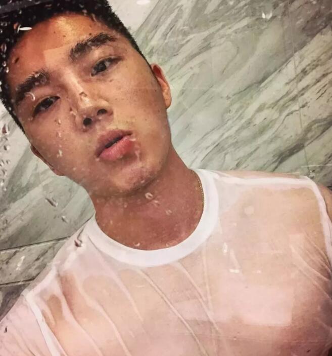 看点∣极品网红男神升级“奶爸”！长腿高颜肌肉小狼狗，多少人幻想过他？ - 51虹马