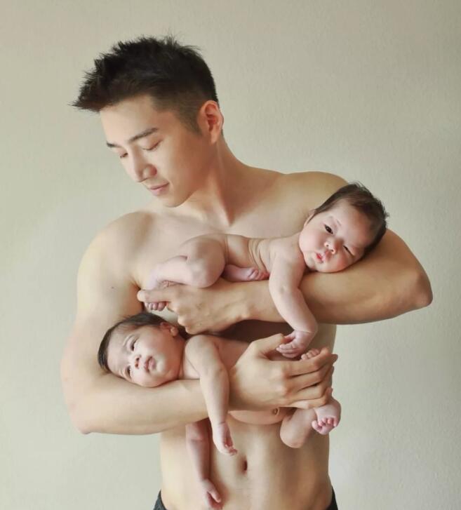 看点∣极品网红男神升级“奶爸”！长腿高颜肌肉小狼狗，多少人幻想过他？ - 51虹马