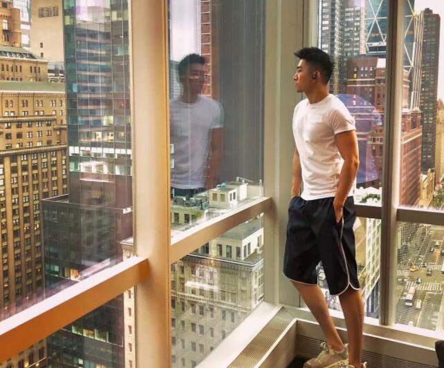 看点∣极品网红男神升级“奶爸”！长腿高颜肌肉小狼狗，多少人幻想过他？ - 51虹马