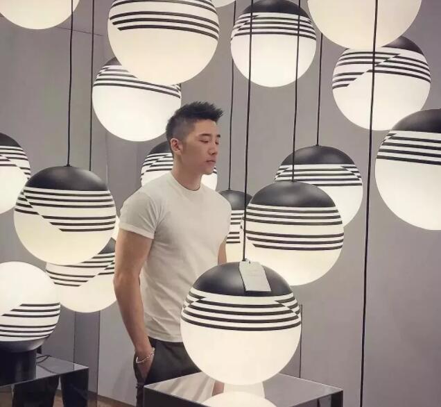 看点∣极品网红男神升级“奶爸”！长腿高颜肌肉小狼狗，多少人幻想过他？ - 51虹马