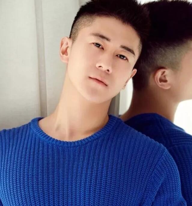 被知名整容专家大赞为“中国最完美五官”的小哥-51虹马