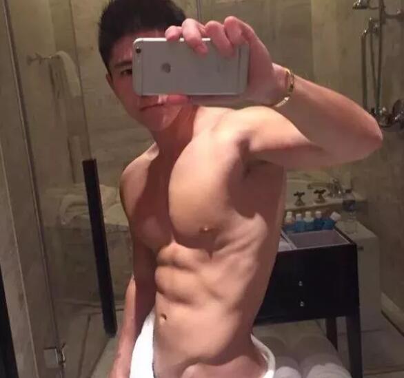 被知名整容专家大赞为“中国最完美五官”的小哥 - 51虹马