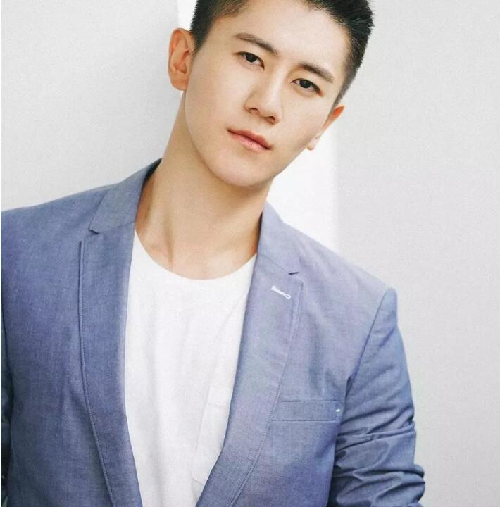 被知名整容专家大赞为“中国最完美五官”的小哥 - 51虹马