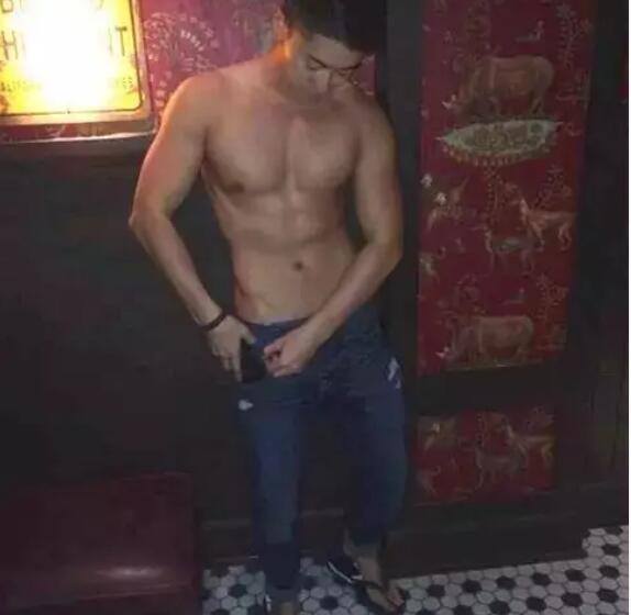 被知名整容专家大赞为“中国最完美五官”的小哥 - 51虹马