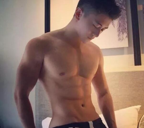 被知名整容专家大赞为“中国最完美五官”的小哥 - 51虹马