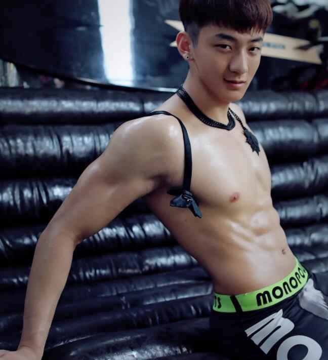 看点∣小萌脸大胸肌的小狼狗太奔放，黄子韬的Plus版让网友大呼受不了！！-51虹马