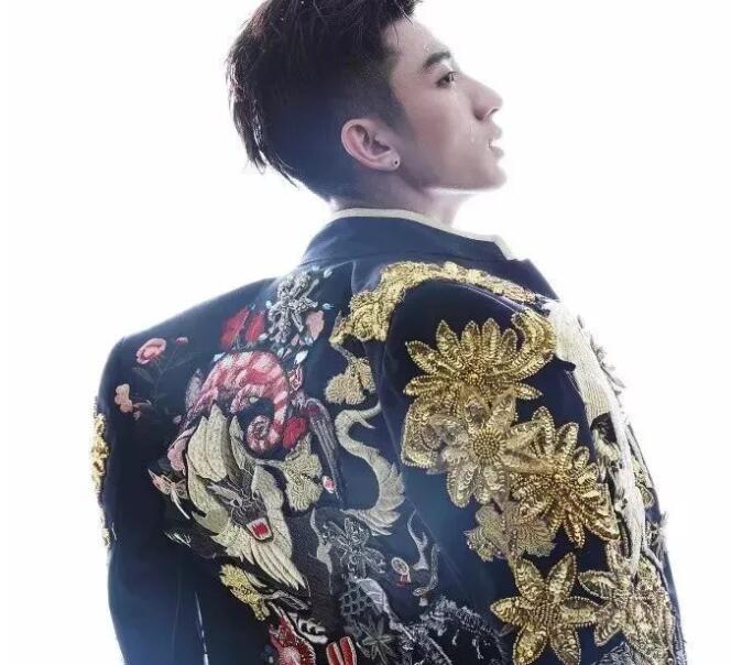 看点∣小萌脸大胸肌的小狼狗太奔放，黄子韬的Plus版让网友大呼受不了！！ - 51虹马