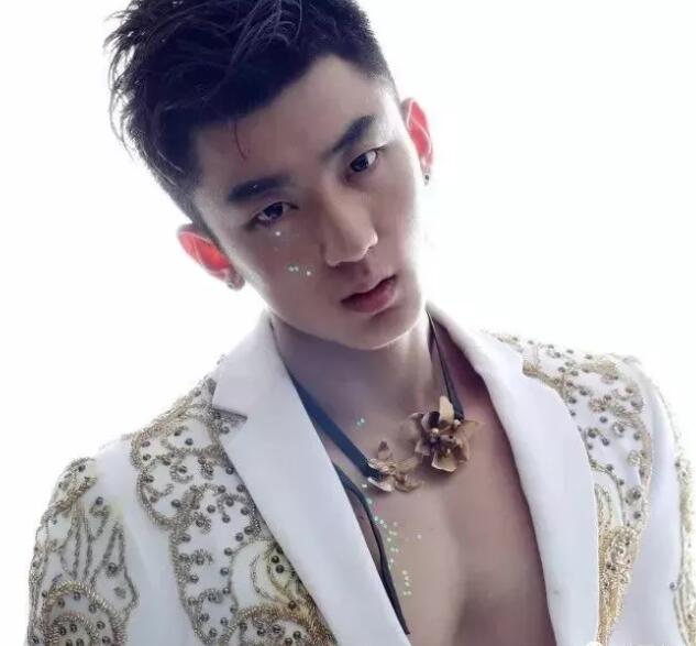 看点∣小萌脸大胸肌的小狼狗太奔放，黄子韬的Plus版让网友大呼受不了！！ - 51虹马